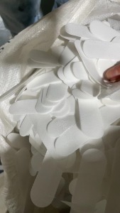 出售无纺布，无纺布边角料，轻微复合胶，浅色，现货几吨，长期有