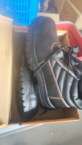 出售库存鞋子，牛皮鞋，男鞋，现货4万双