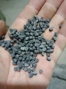 出售pe黑管颗粒，月供50吨