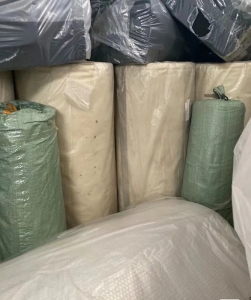 出售工厂处理60g,85g米黄，灰色无纺布，无纺布做箱包厂做內裡的，现货一吨左右，货在广东清远