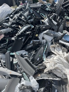 大量采购汽车报废内饰件PP,PC +ABS,合金