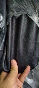 出售黑色荔枝纹皮革，真皮，现货有一万尺左右，货在广东佛山
