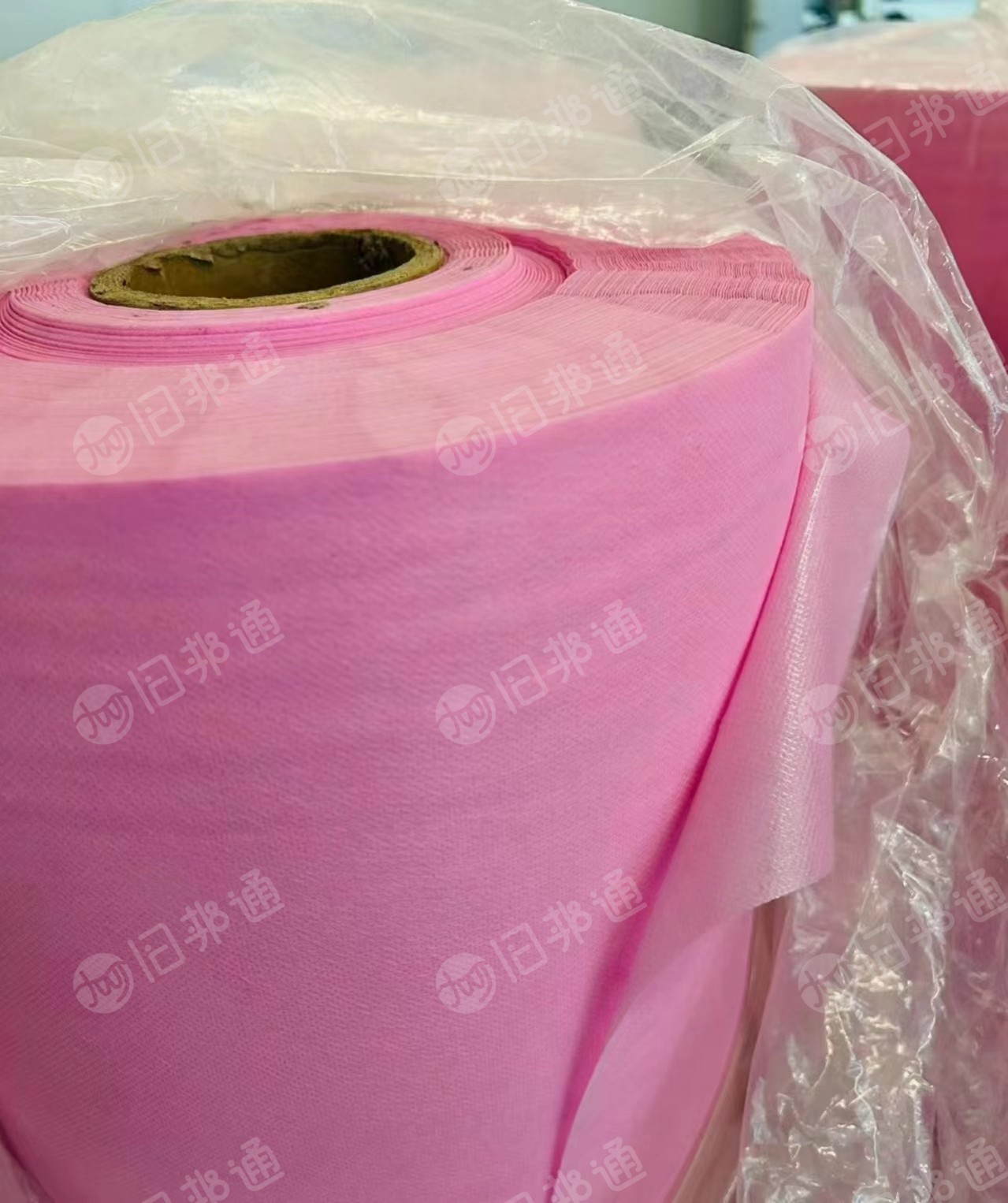 出售粉红色淋膜无纺布,规格1.2m*1200m*40g,现货17卷,货在广东惠州