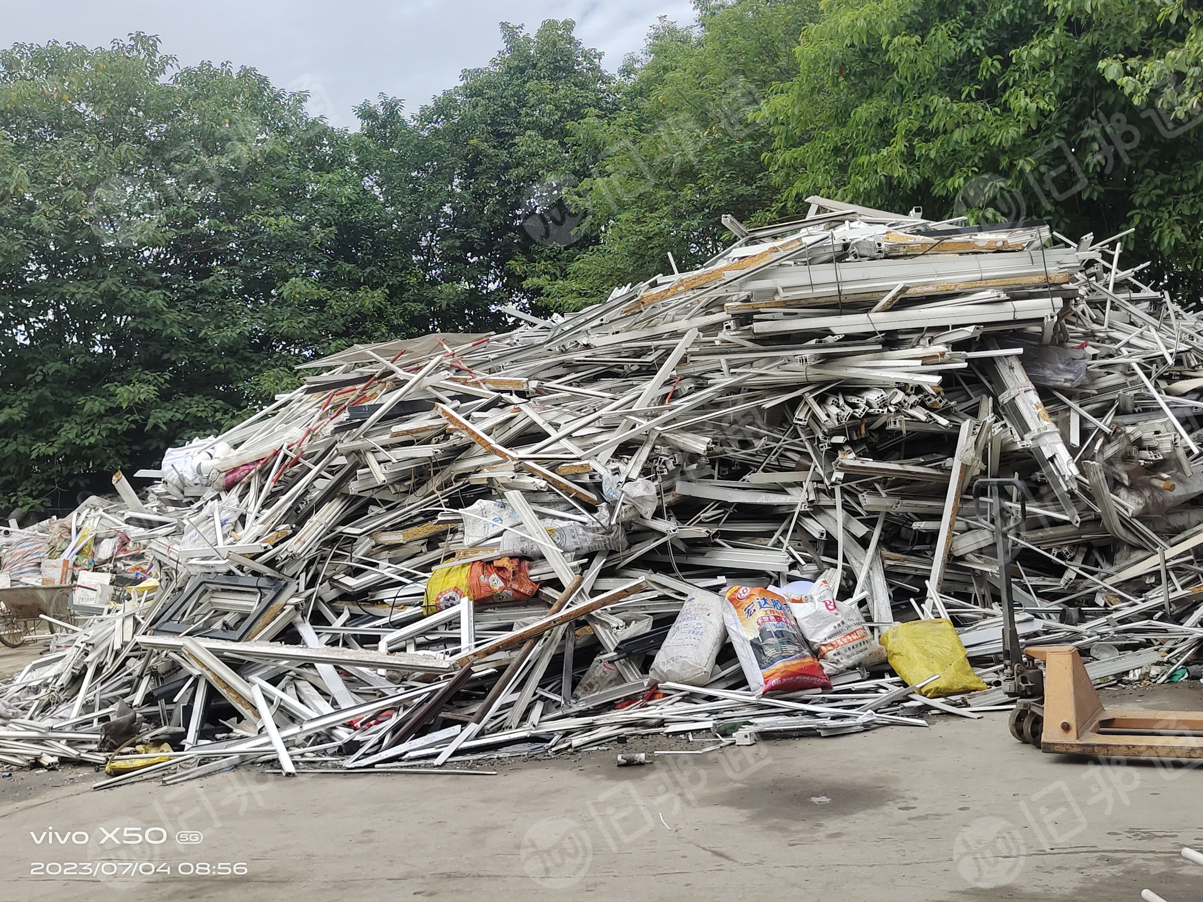 长期求购各类PVC废料，墙纸，商标纸成卷，散货，封边盘，封边沫子，铝膜，植绒，墙板毛料，地板料等