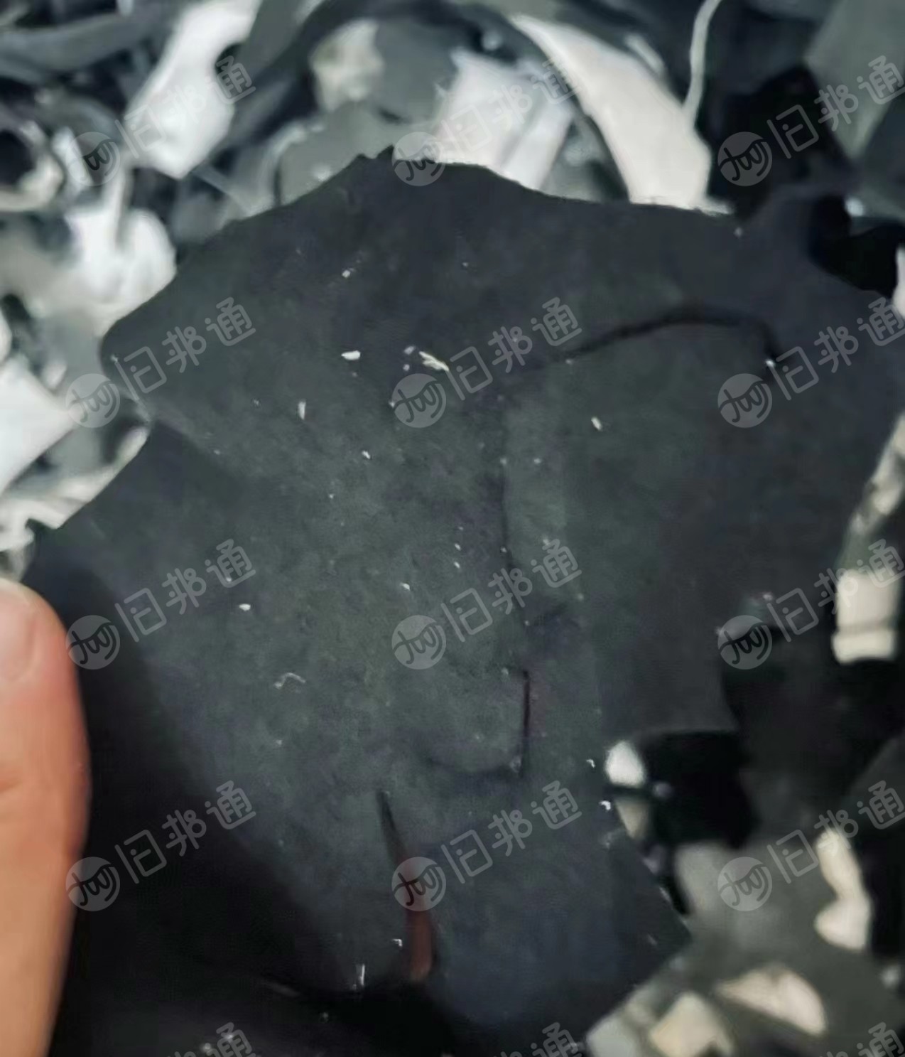 长期出售工厂下来的尼龙混合丙纶毛毡布,现货有一个挂车,约25吨左右,货在江西吉安