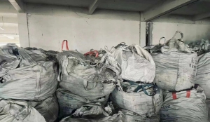 长期出售工厂下来的尼龙混合丙纶毛毡布，现货有一个挂车，约25吨左右，货在江西吉安