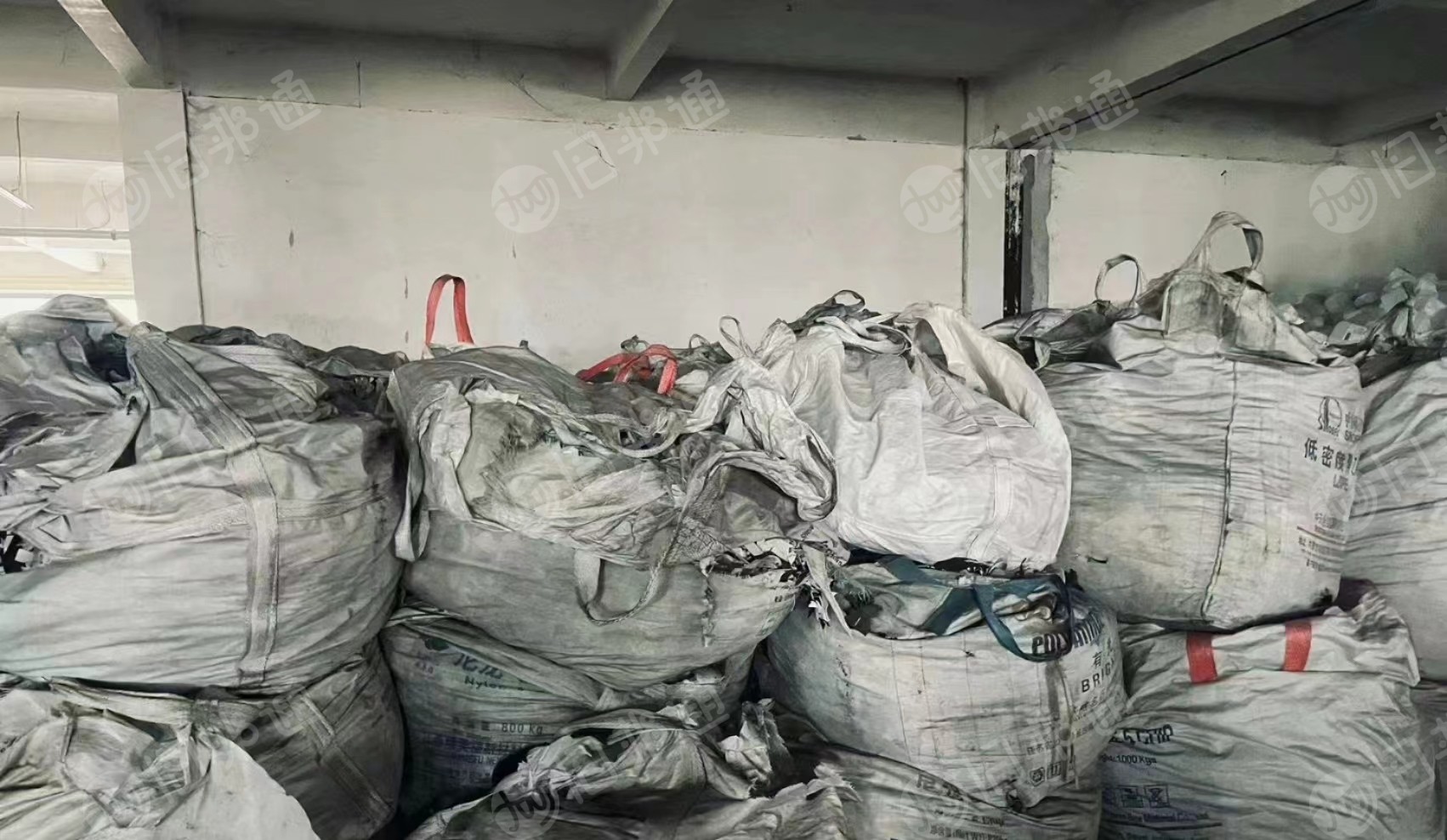 长期出售工厂下来的尼龙混合丙纶毛毡布,现货有一个挂车,约25吨左右,货在江西吉安