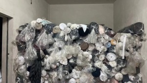 出售克重80以上，幅宽2.1m以上，化纤毛毛布，有杂色和漂白色的，货在浙江慈溪