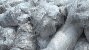 出售干造缠绕膜，现货还有七八吨越，都是化纤厂下来的，干净，一个月20吨左右