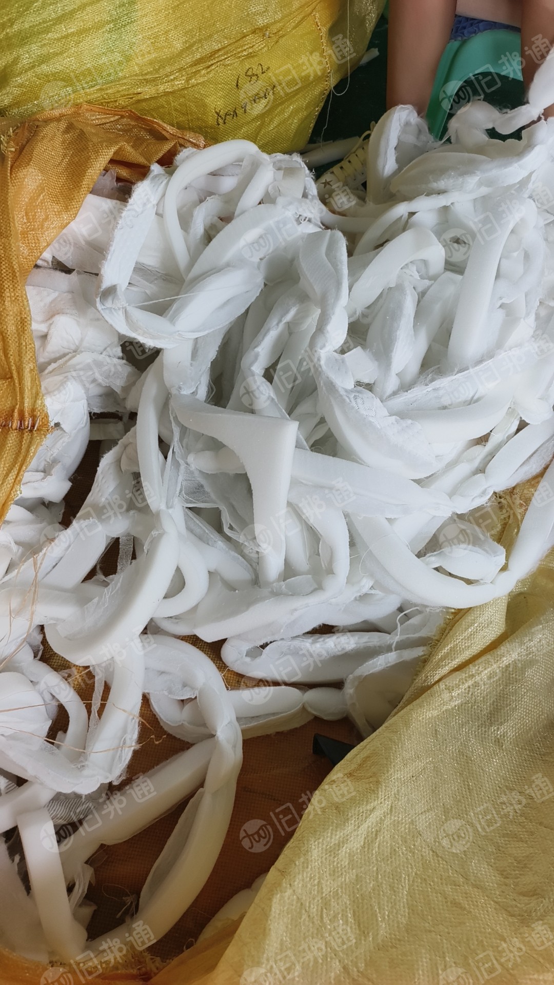 长期大量出售床垫边角料,绗缝棉,一层丝绵,一层布,一层海绵