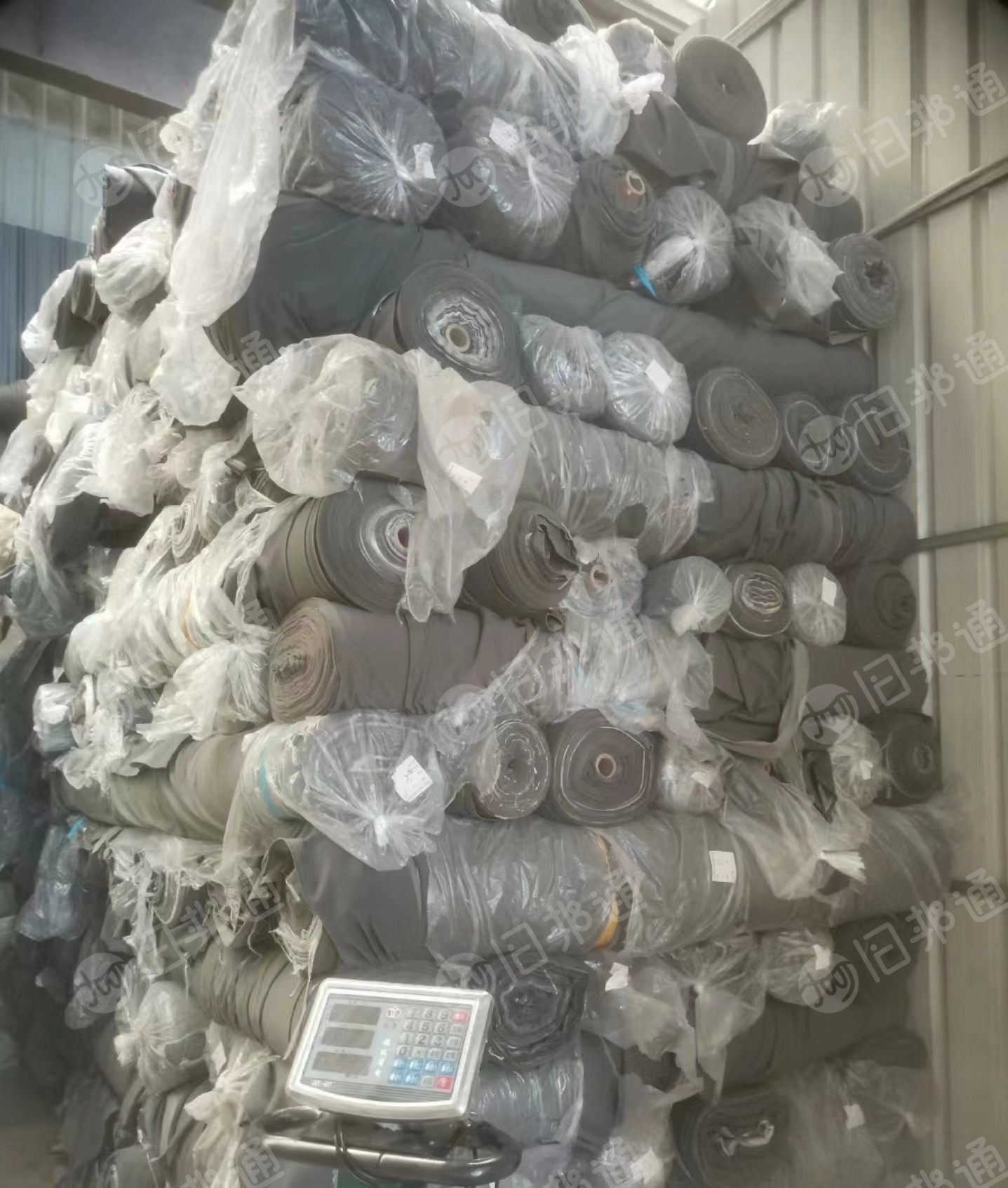 出售拉毛精编布,带一层膜,现货有10吨,货在浙江绍兴