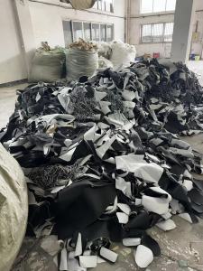出售汽车内饰的PVC革下脚料 ，PU革边料，月供100吨左右