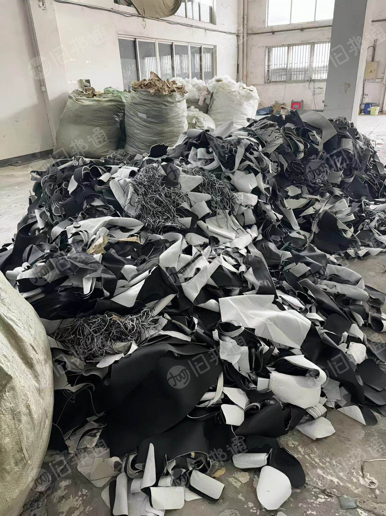 出售汽车内饰的PVC革下脚料 ,PU革边料,月供100吨左右