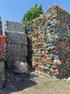 长期出售PE花乙压块，现货40吨 。