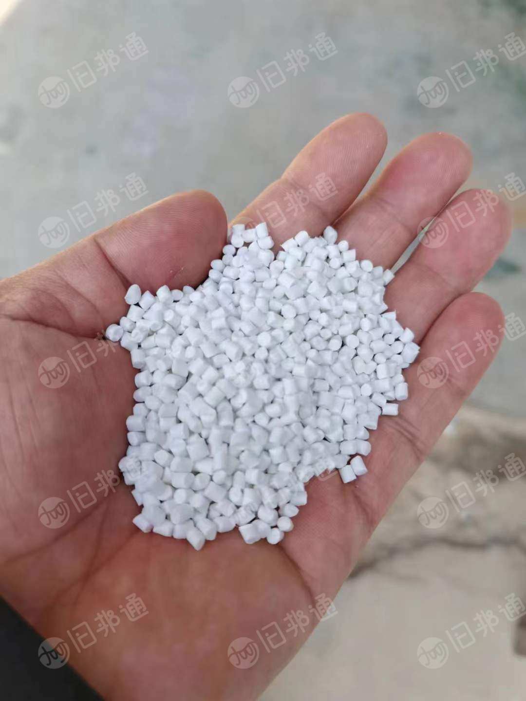 长期收购黄色颗粒冲击15左右,月供30吨,要求有透明度,没有黑点,瓷白颗粒冲击10个,要求没有黑点