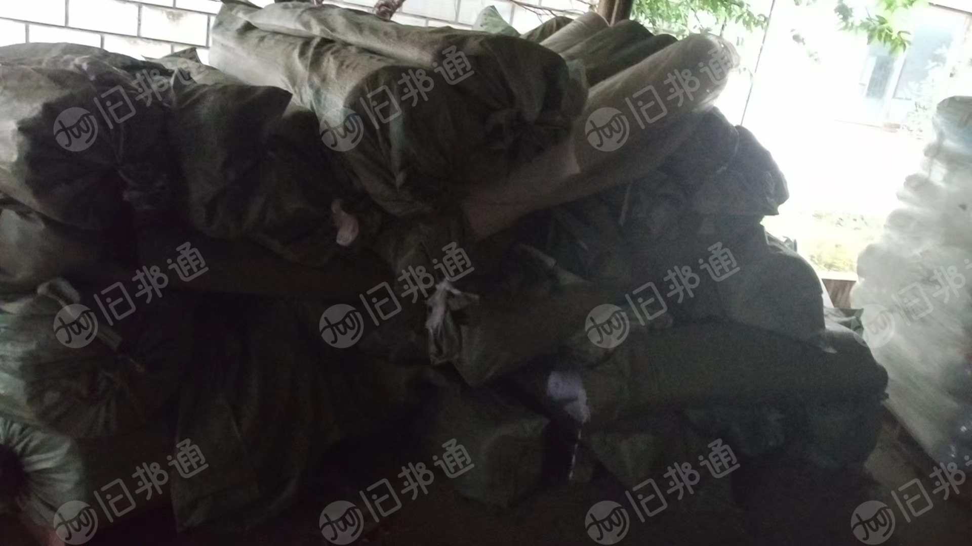 出售衬布,白色,黑色都有,带点胶,可以做鞋垫用