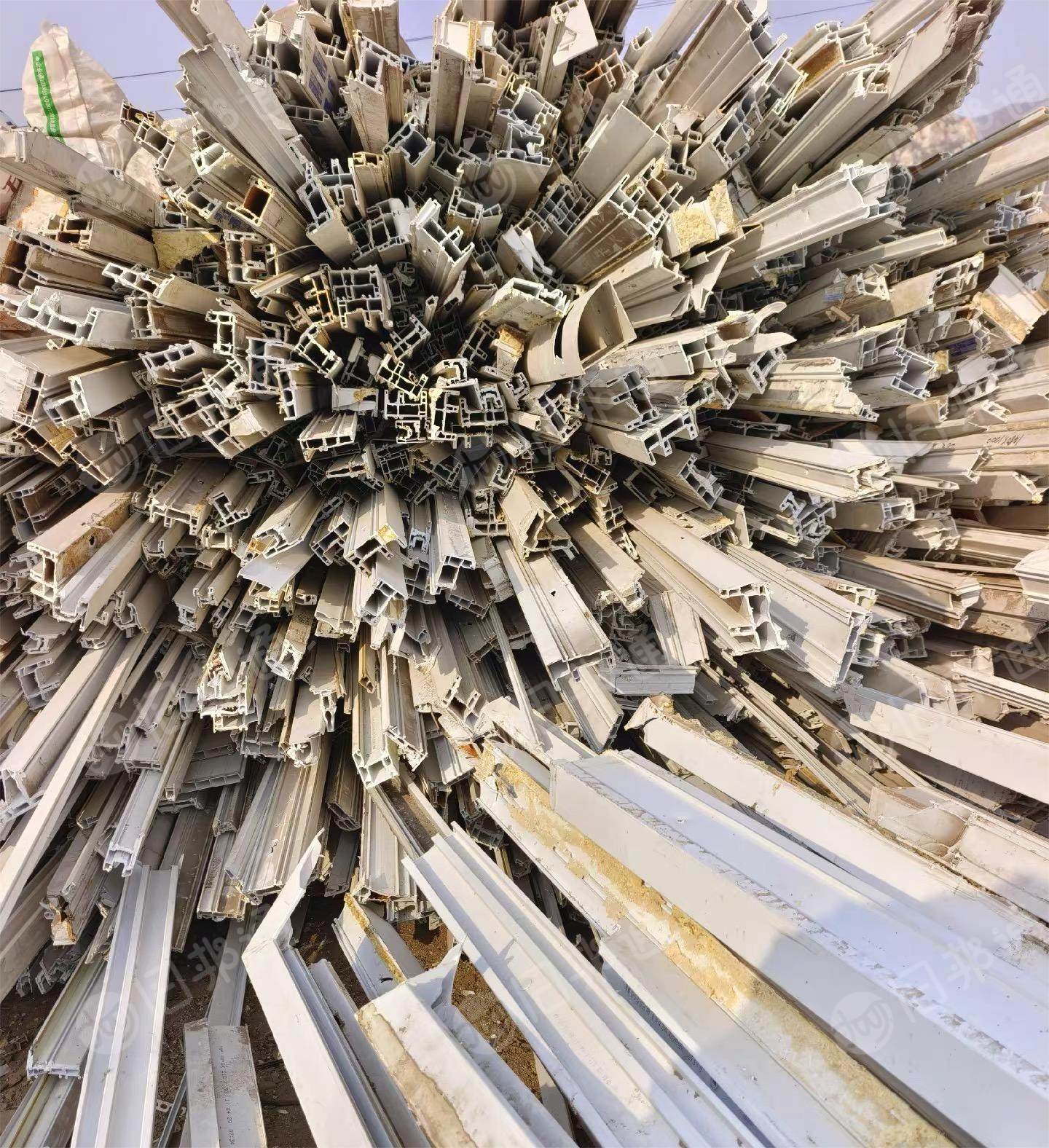 出售PVC破碎料,护墙板,发泡板,门窗,塑钢国标带铁全白,毛料破碎料有