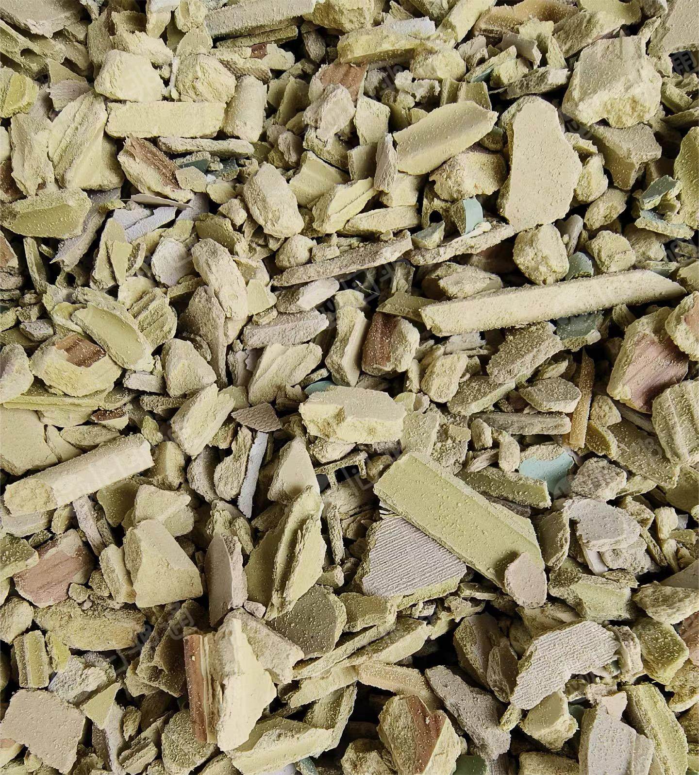 出售PVC破碎料,护墙板,发泡板,门窗,塑钢国标带铁全白,毛料破碎料有