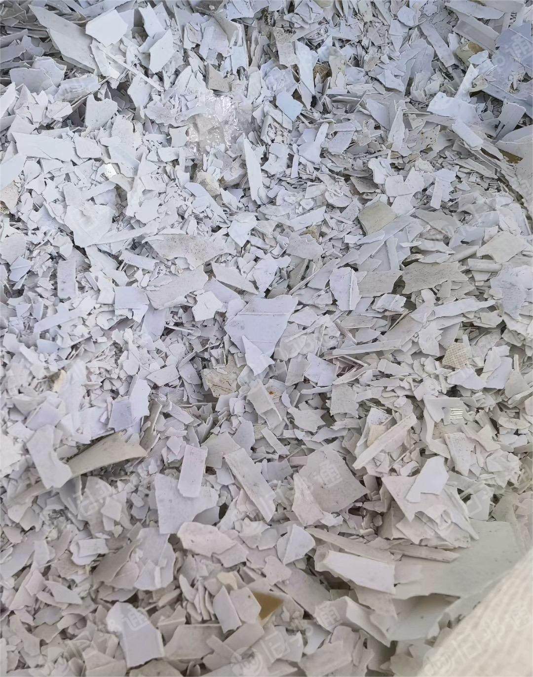 出售PVC干粉扣板破碎料,纯PVC小管料,白塑钢破碎料,有10吨墙板,25吨扣板