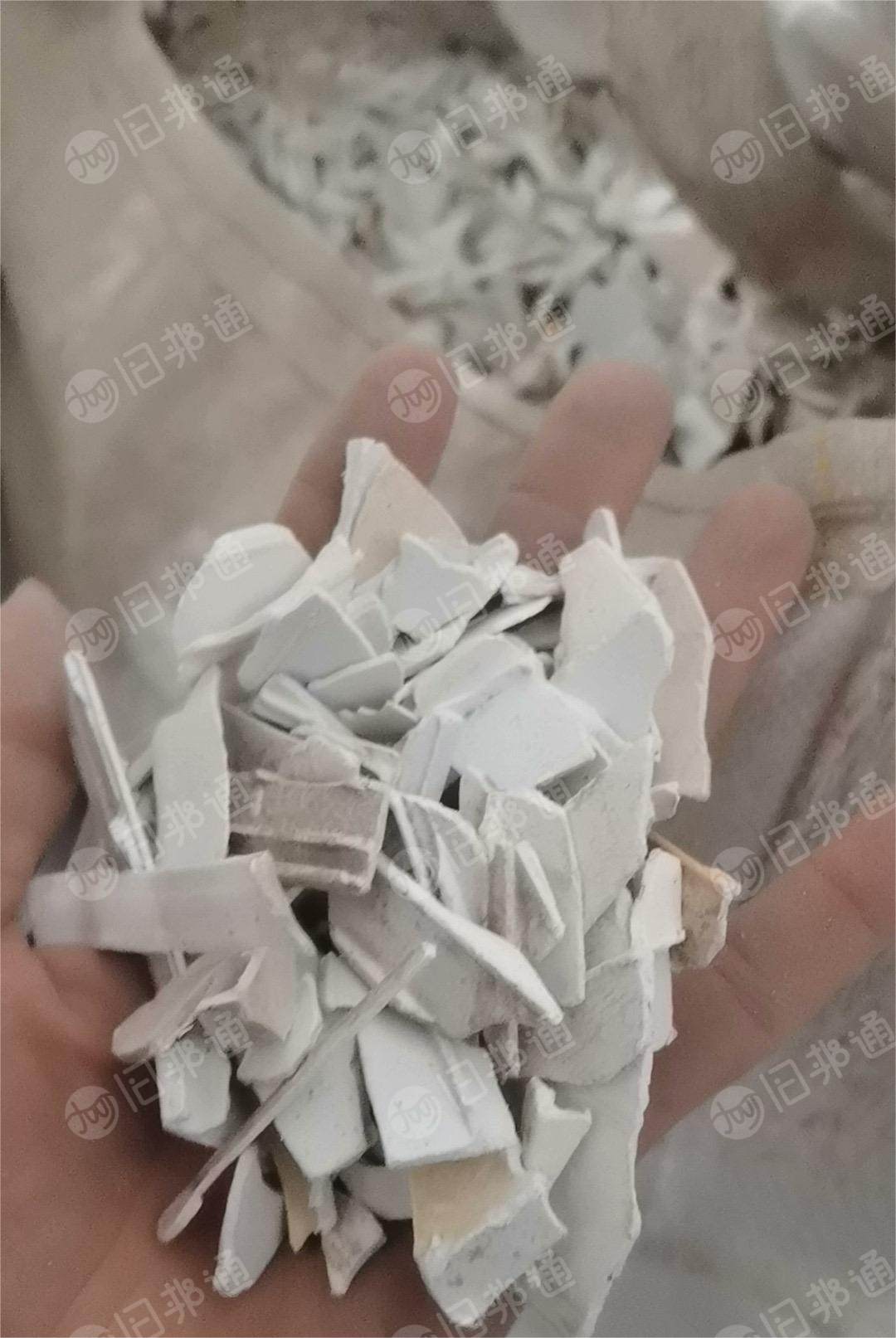 出售PVC干粉扣板破碎料,纯PVC小管料,白塑钢破碎料,有10吨墙板,25吨扣板