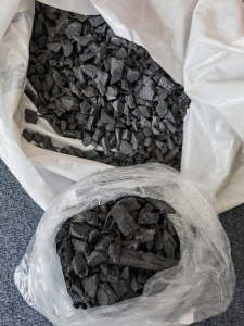 出售保险杠黑破碎料，灰分5到8，冲击18到22，一天10吨，长期有货