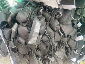 出售汽车地毯边角料，现货十几吨，月供40吨，复合材质，PP/PE含EVA