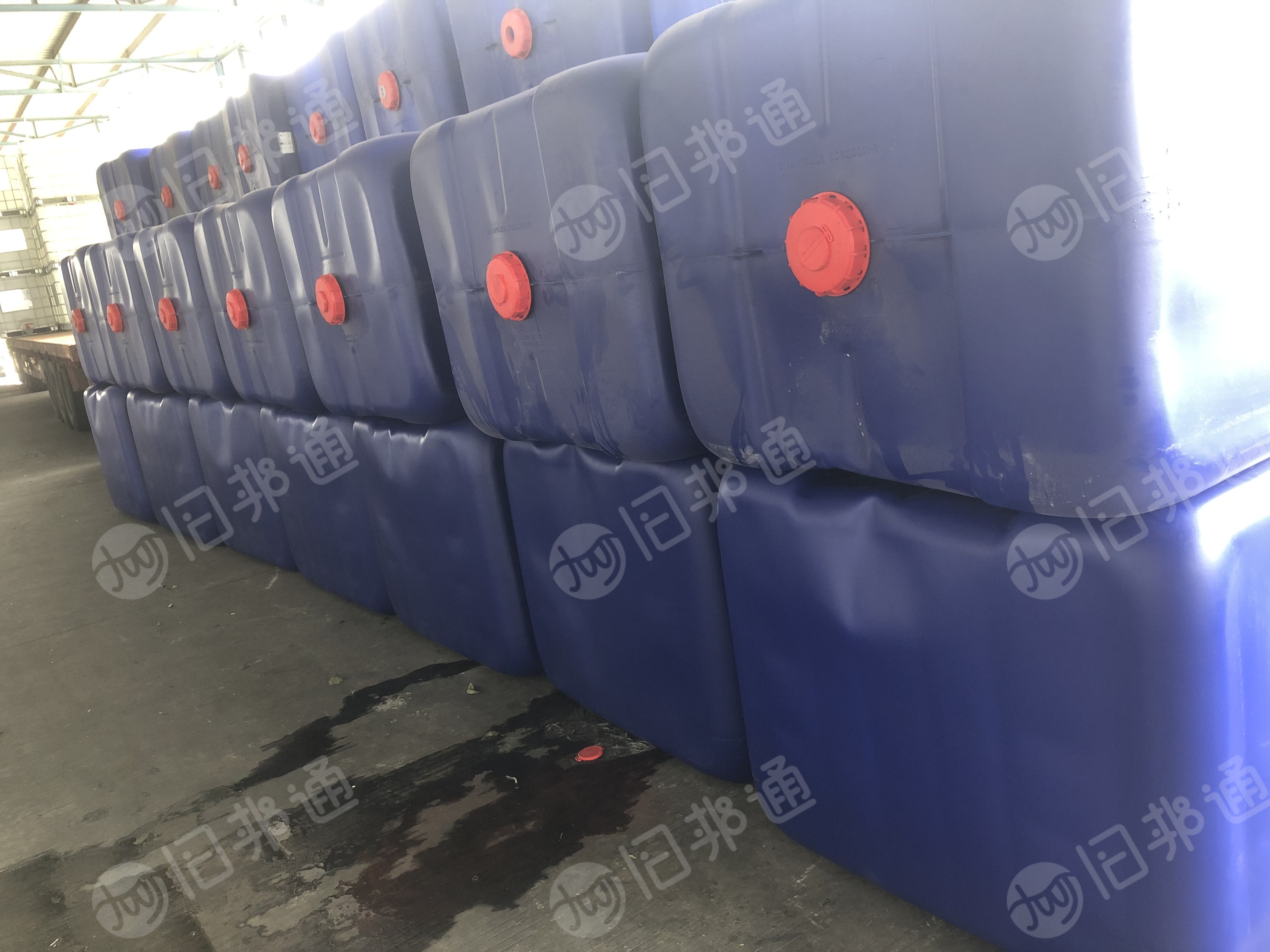 出售二手蓝桶,塑料桶,里面装不饱和聚酯树脂的,现货125个
