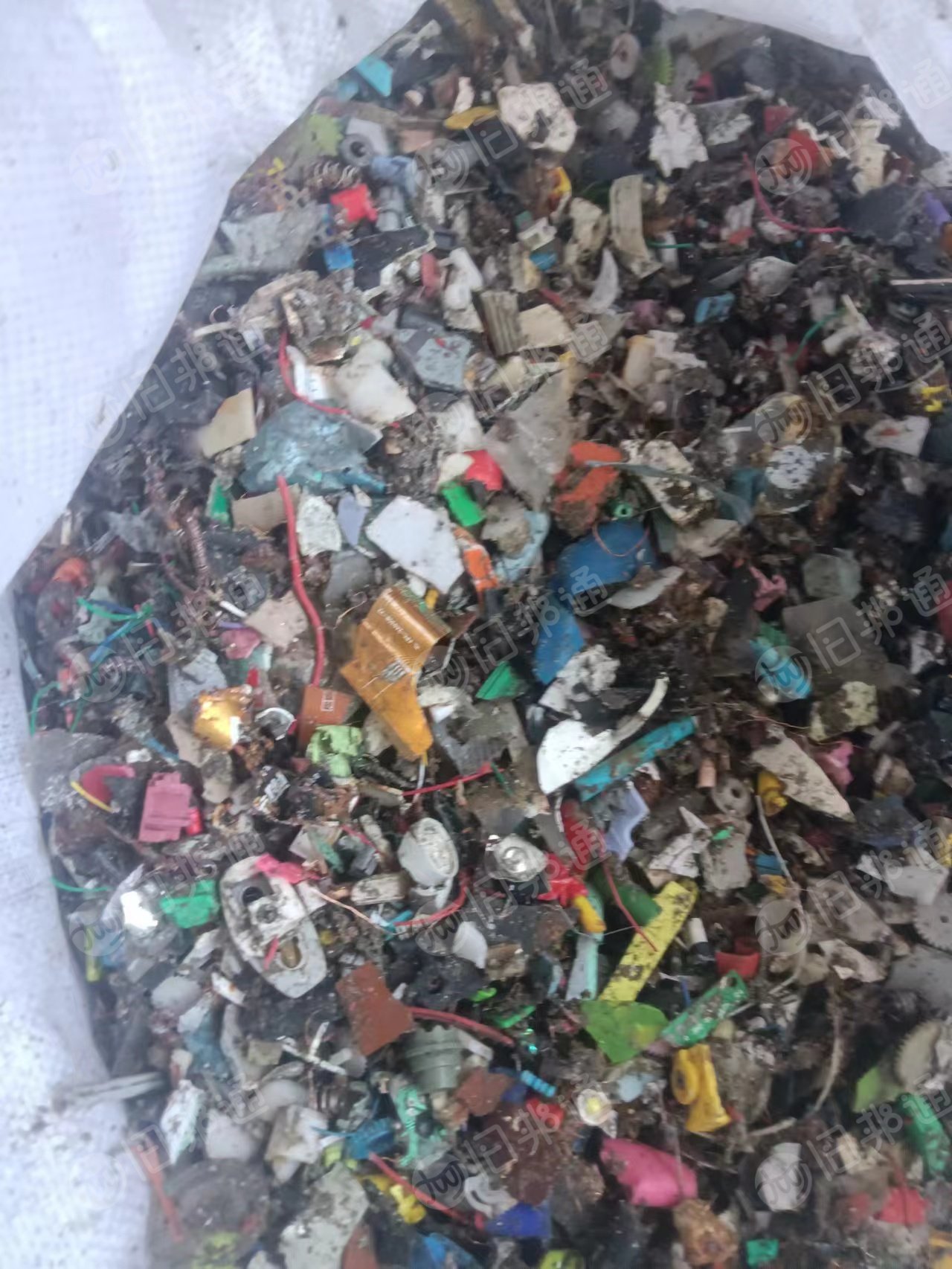出售烧火用的杂塑料(摇床料),主要供水泥厂
