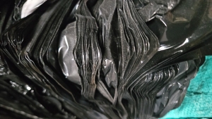 出售黑色吸塑薄片毛料，二十丝，月供30吨左右