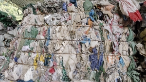 出售废旧编织袋杂膜统货，工业垃圾分选出来的塑料，现货200吨