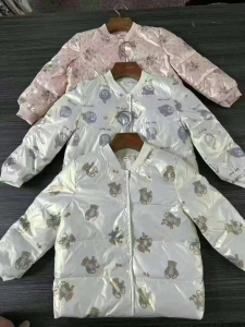 大量出售4000件羽绒服，90-130码都有 ，和其他材质男女装，童装库存衣服都有，货在江苏常熟