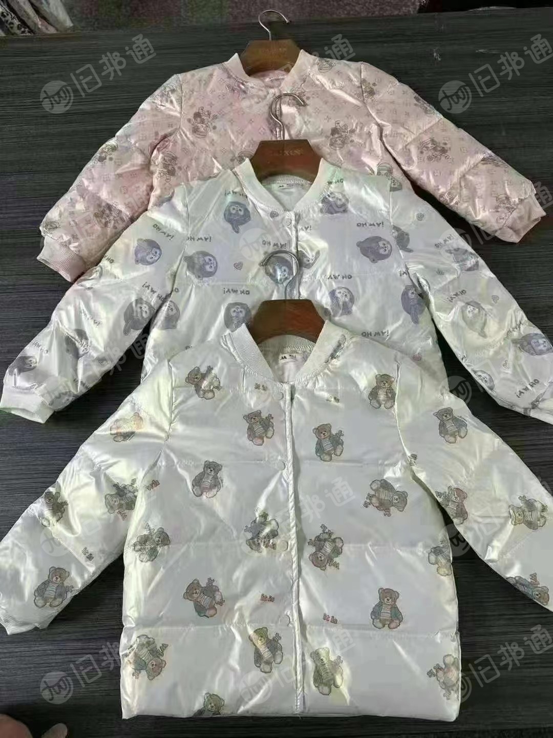 大量出售4000件羽绒服,90-130码都有 ,和其他材质男女装,童装库存衣服都有,货在江苏常熟