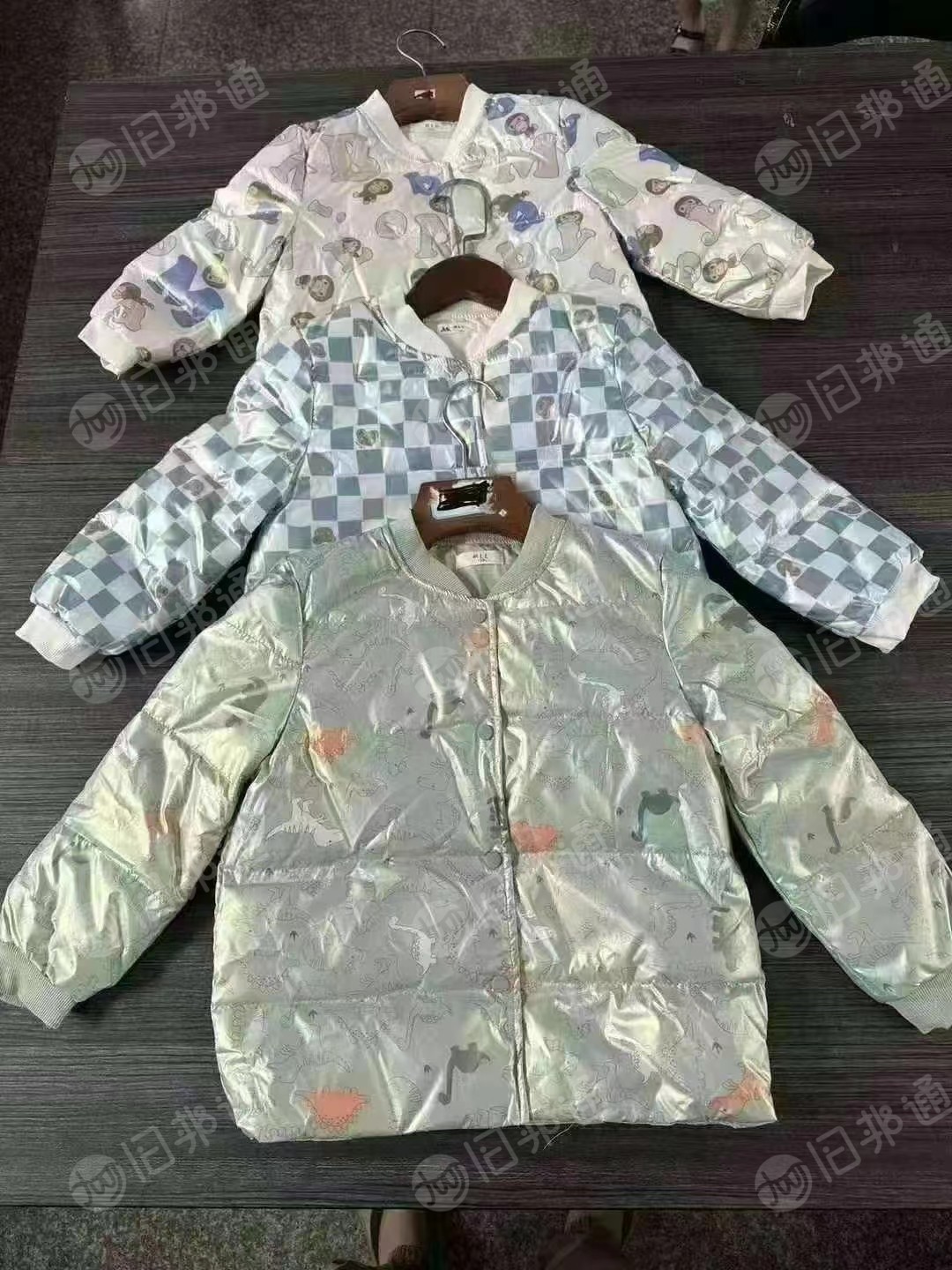 大量出售4000件羽绒服,90-130码都有 ,和其他材质男女装,童装库存衣服都有,货在江苏常熟