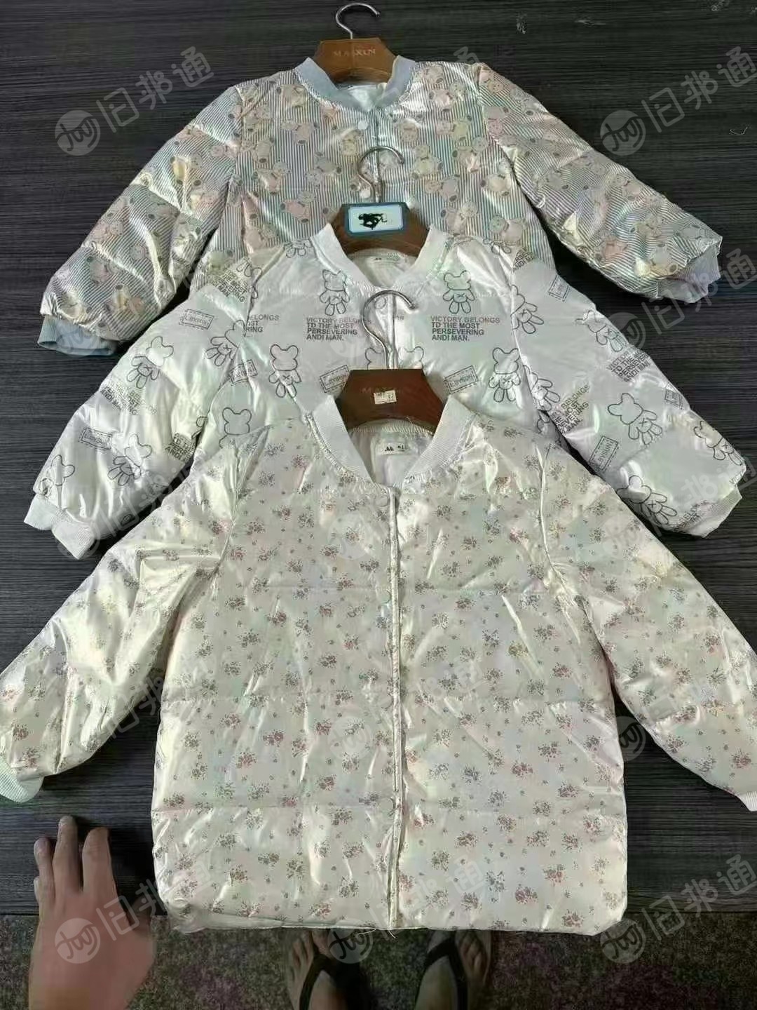 大量出售4000件羽绒服,90-130码都有 ,和其他材质男女装,童装库存衣服都有,货在江苏常熟