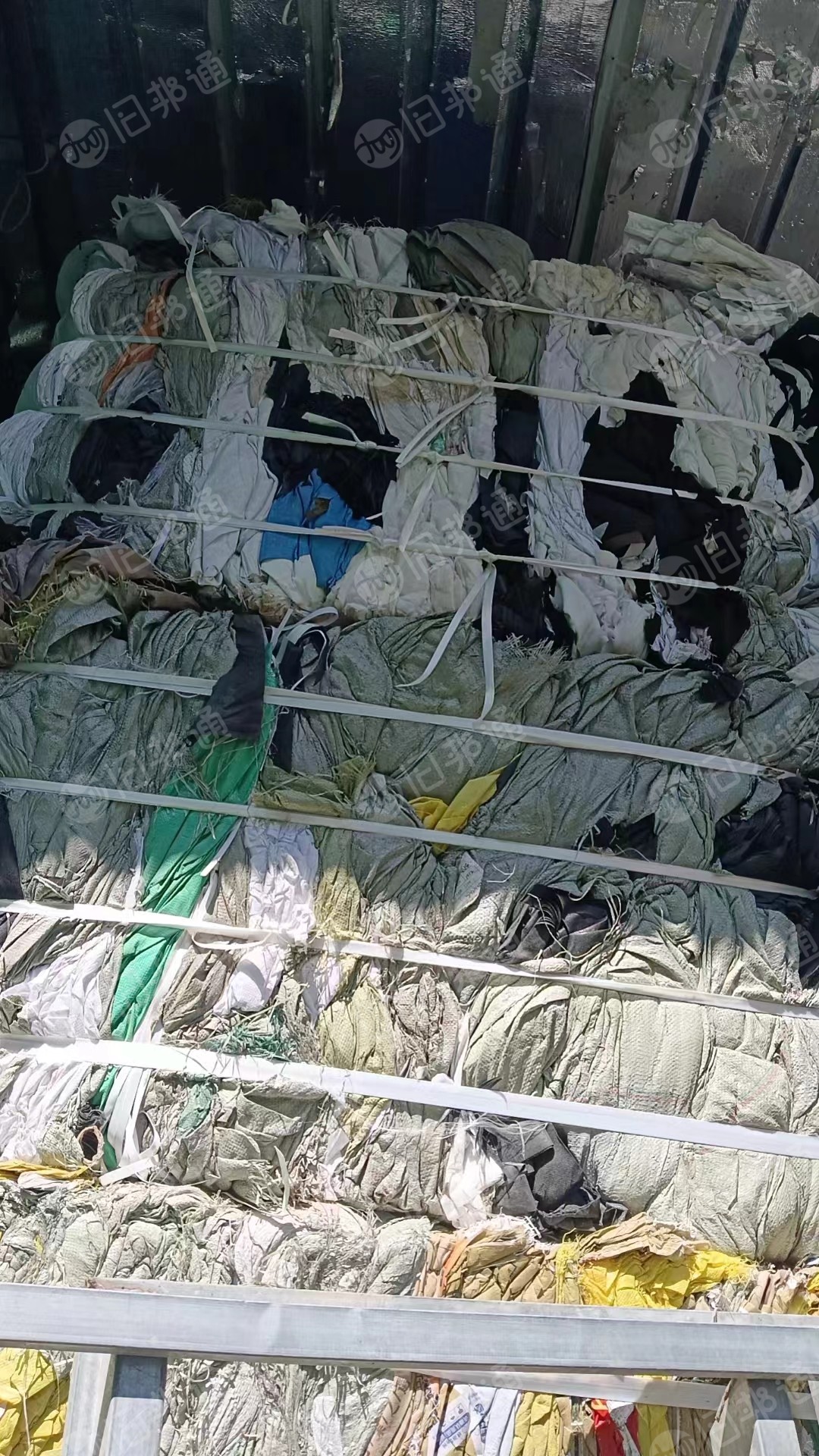 出售杂色干造编织袋废料,现货2挂车