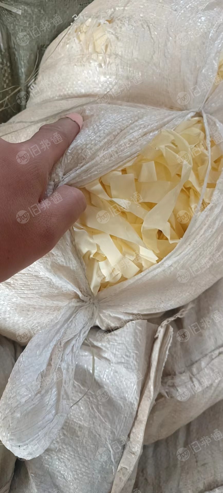 出售软质PVC边角料,百分九十浅色的,少量黑色的,颜色是分开的,现货七八十吨