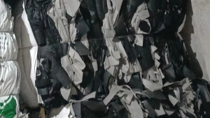 出售pp无纺布边角料，黑色，现货有几吨，货在广东东莞