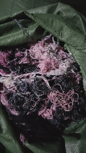 长期出售废毛线，织羊毛衫的废纱，现货十几吨