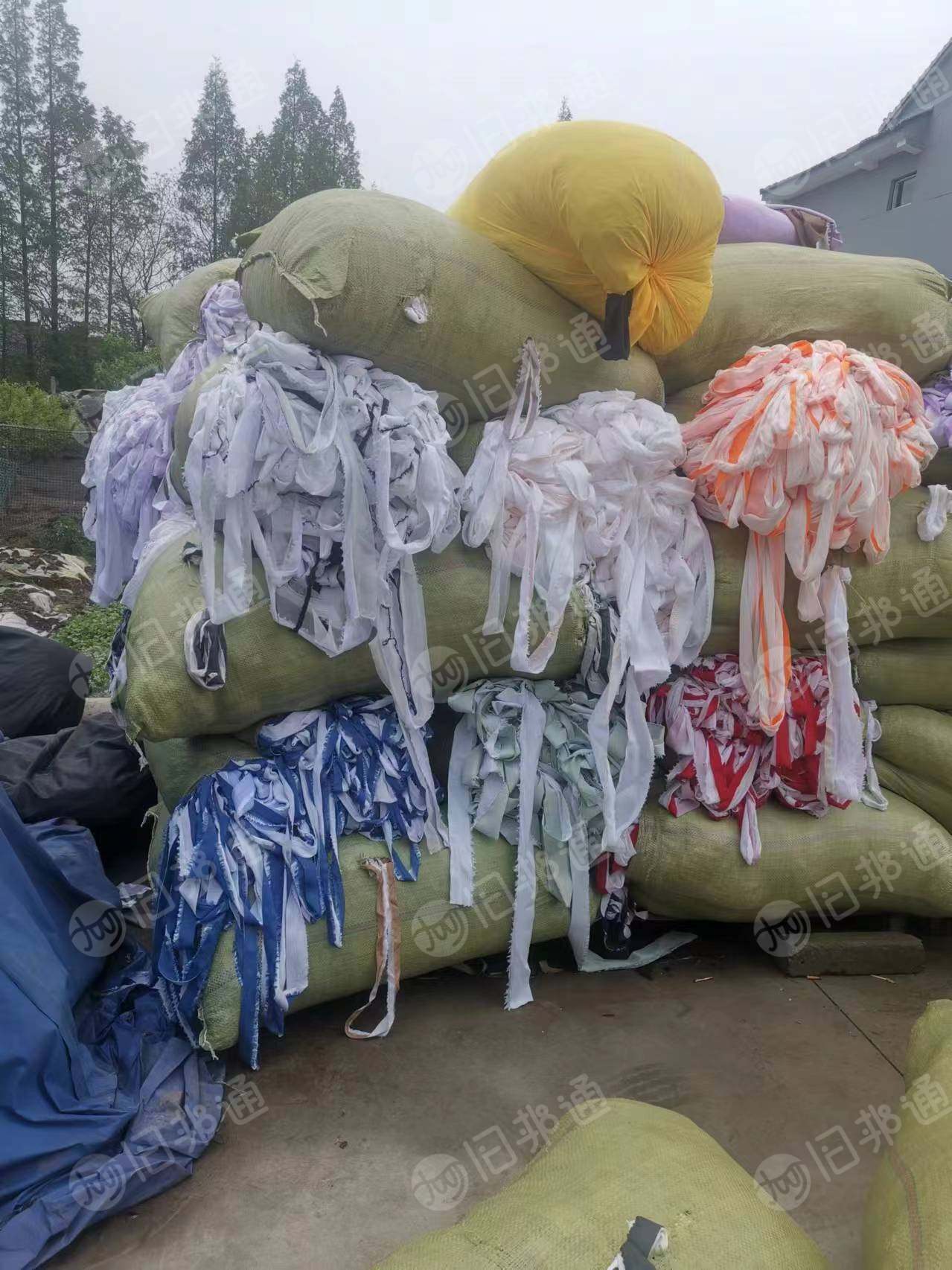 长期大量出售服装厂,复合厂下来的废布条,有针织布复合春亚纺的,纯棉的,涤棉的都有,货在浙江嘉兴