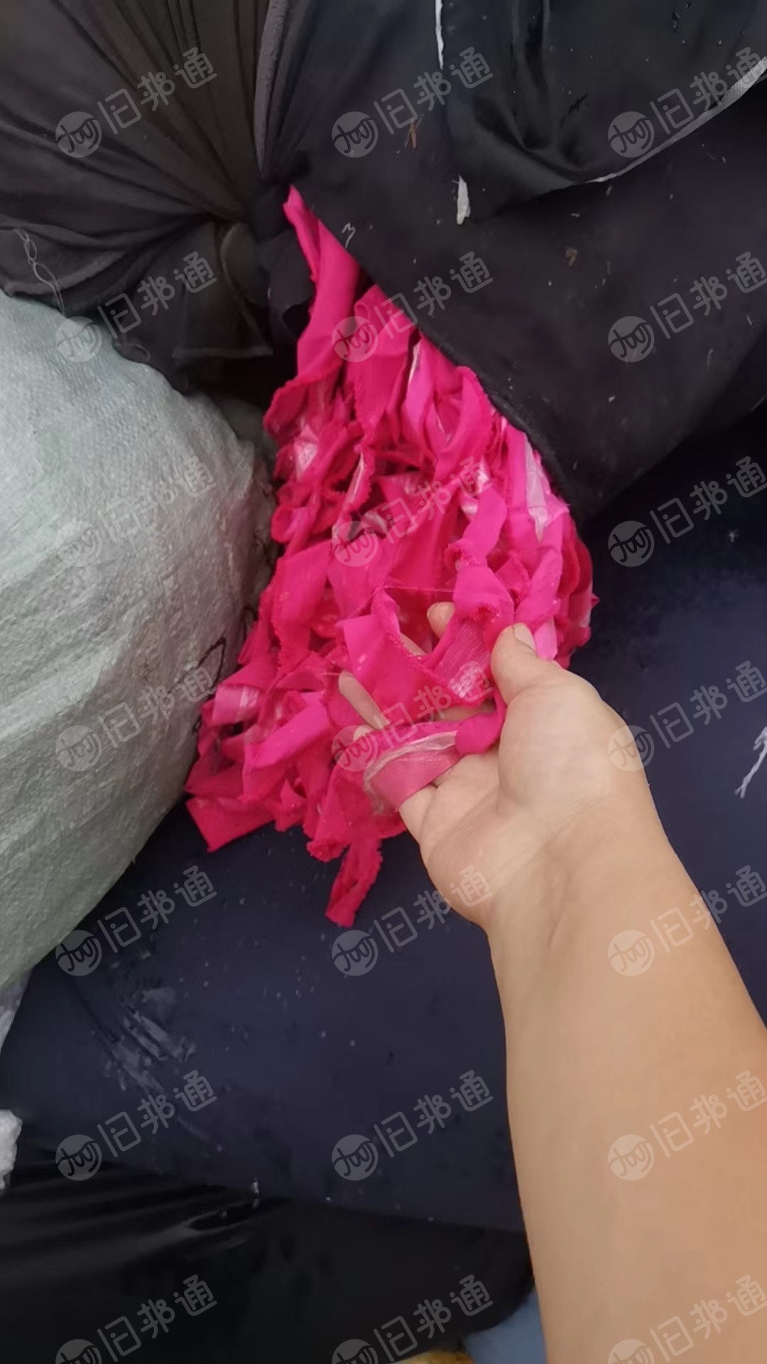 长期大量出售服装厂,复合厂下来的废布条,有针织布复合春亚纺的,纯棉的,涤棉的都有,货在浙江嘉兴