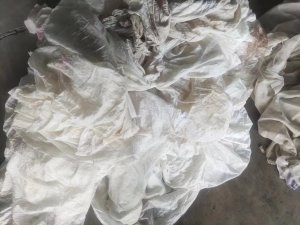 出售服装厂下脚料，废布，布条，涤纶废布，纯涤纶，现货一百多吨，浙江绍兴