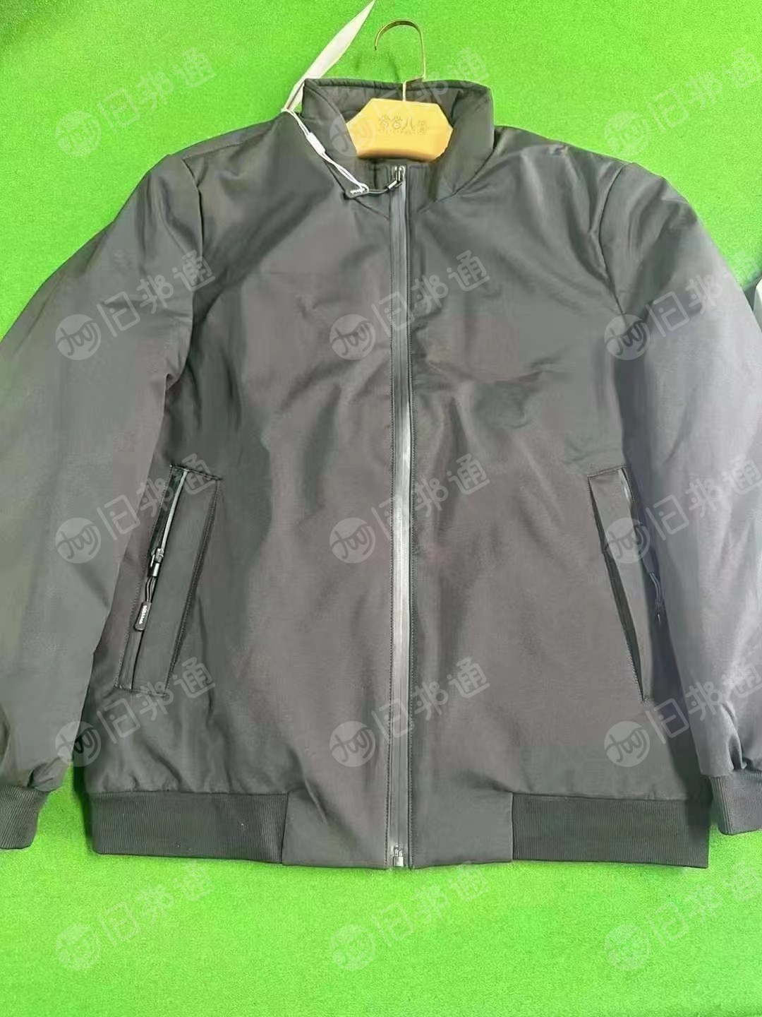 出售库存罗蒙羽绒服,含绒量90,现货有几百件,货在江苏苏州