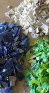 长期供应花色桶，白色涂料桶破碎料，月供百来吨