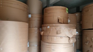 出售库存卷筒美卡纸，有100吨左右