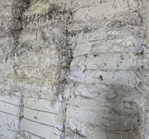 出售带膜的不干胶纸粉碎料