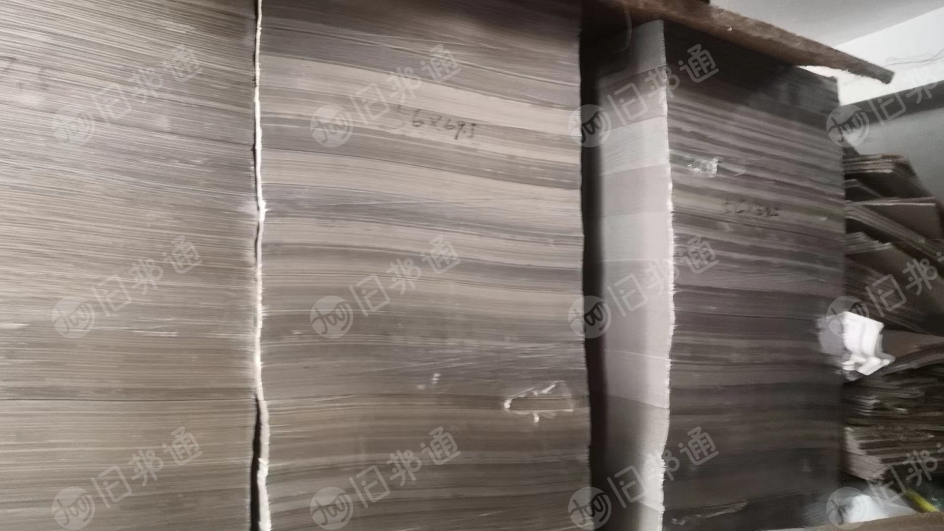 出售厂下来多余半成品瓦楞纸,彩盒半成品E瓦,单面白和灰面纸,另一面都是瓦楞,现货有十几吨