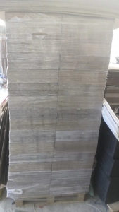 出售厂下来多余半成品瓦楞纸,彩盒半成品E瓦,单面白和灰面纸,另一面都是瓦楞,现货有十几吨
