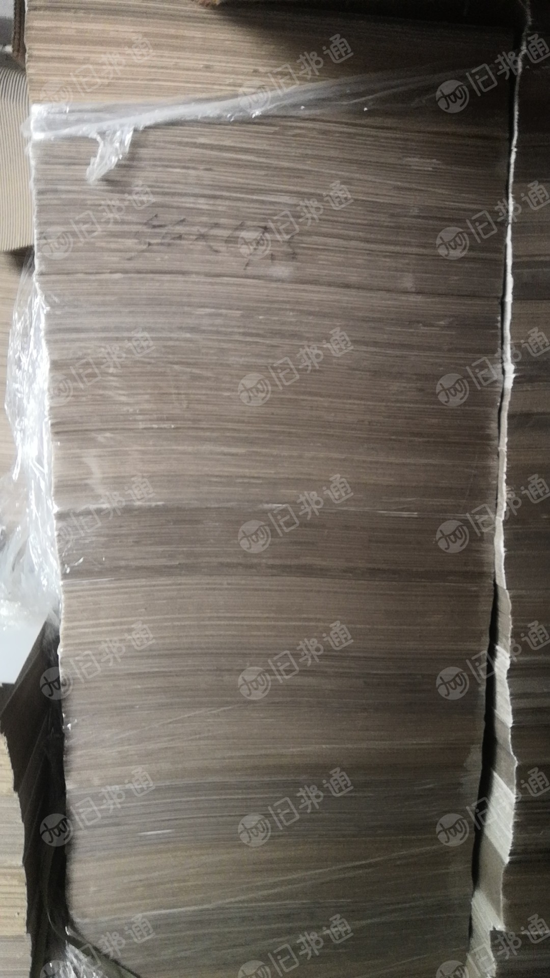 出售厂下来多余半成品瓦楞纸,彩盒半成品E瓦,单面白和灰面纸,另一面都是瓦楞,现货有十几吨