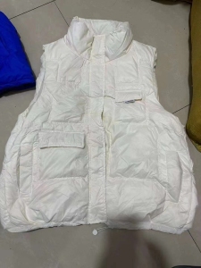 出售库存羽绒马甲，均码，独立包装，现货有两千多件，货在苏州
