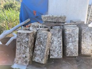 出售热熔块，也有电熔的，现货4吨